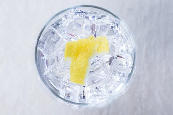 Lemon peels on a gin tonic glas — Stock Photo, Image