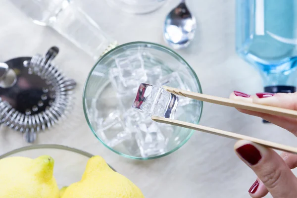 Med is från en ice bucke — Stockfoto