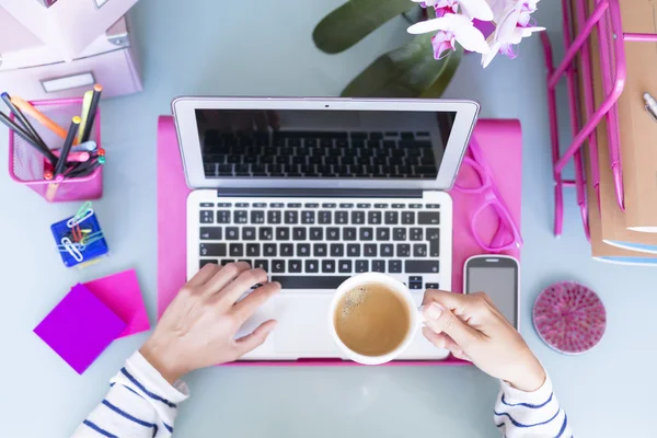 Mains féminines et tasse de café — Photo