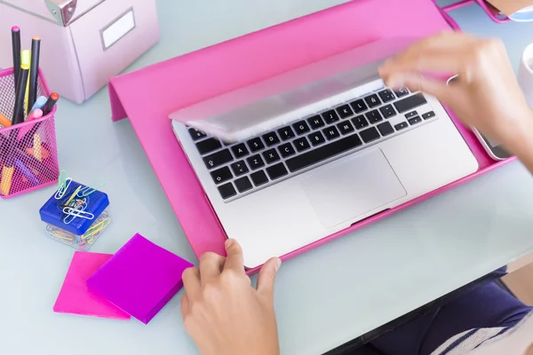 Woman hands opening a lapto — Stock Photo, Image