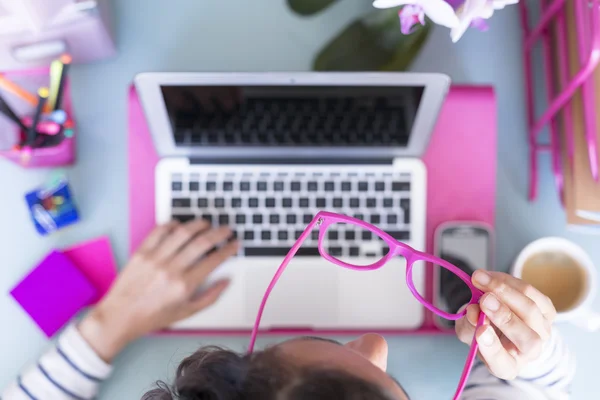 Mujer poniendo en glasse — Foto de Stock