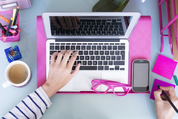 Woman taking note — Stock Photo, Image