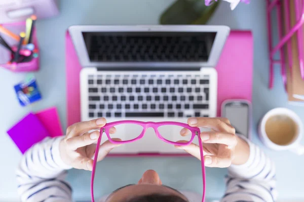 Mujer poniéndose anteojos Fotos de stock