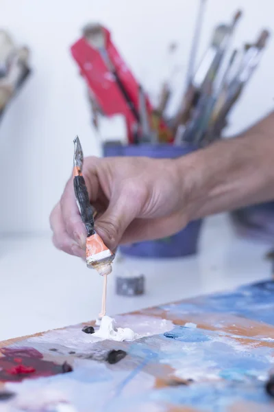 Αρσενική χέρι προσθέτοντας χρώμα - ζωγραφική συνεδρία — Φωτογραφία Αρχείου
