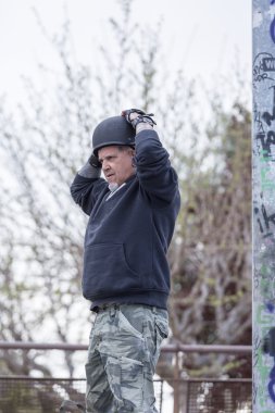 Orta yaşlı adam kaymak hazır