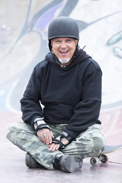 Old man skater smiling — Stock Photo, Image