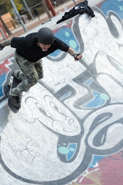 Old man skating on a park — Stock Photo, Image