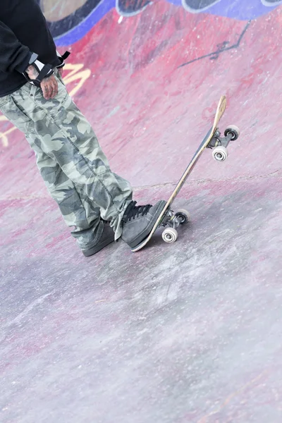 Pernas de patinador com seu skate — Fotografia de Stock