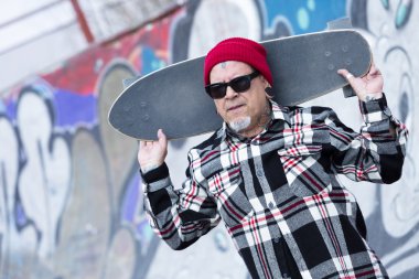 onun kaykay holding skater