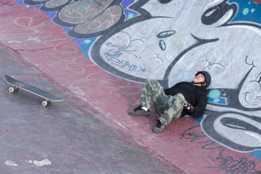 yaşlı adam patenci dinlenme