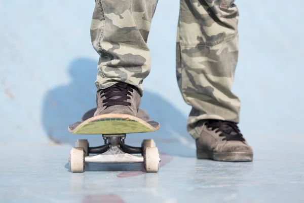 スケート選手の足とスケート ボード — ストック写真