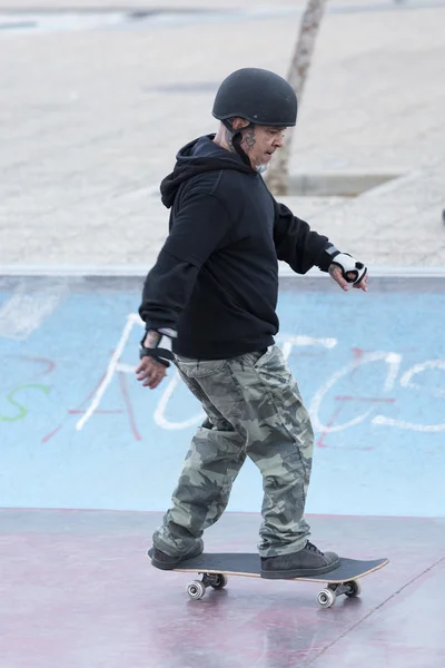 Middle aged man skating — Stock Photo, Image