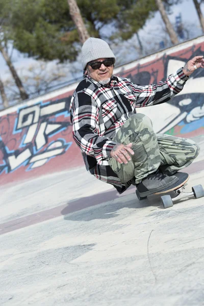 男性スケーターのスケーティングでうずくまっ — ストック写真
