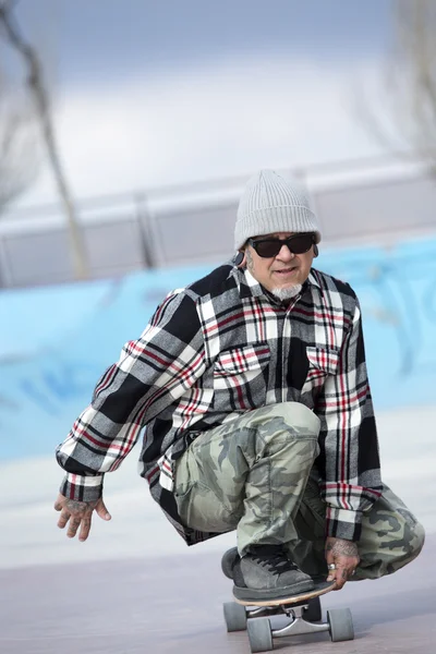 즐기는 남성 스케이팅 — 스톡 사진