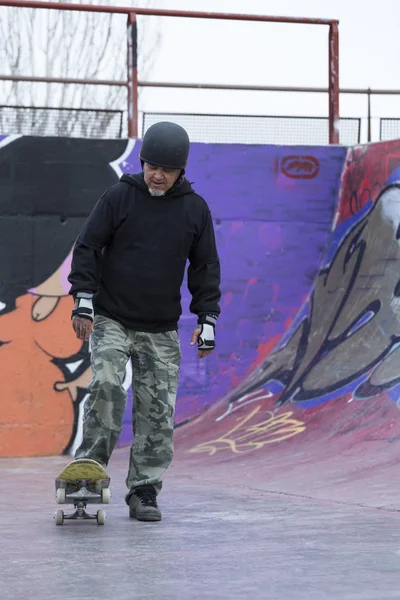 Old man skating — Stock Photo, Image