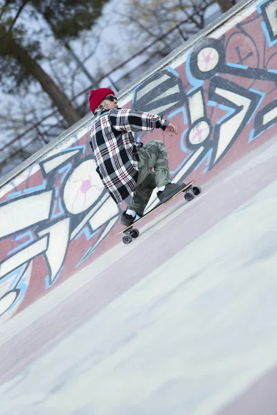 Old man skater skating — Stock Photo, Image