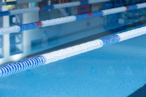 Fahrbahnmarkierungsbojen und Schwimmbad — Stockfoto