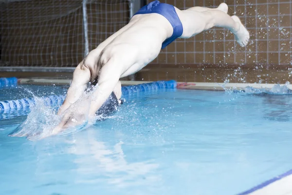 Nadador saltando de cabeça — Fotografia de Stock