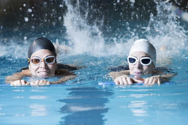 Nageurs nageant avec une planche de natation — Photo