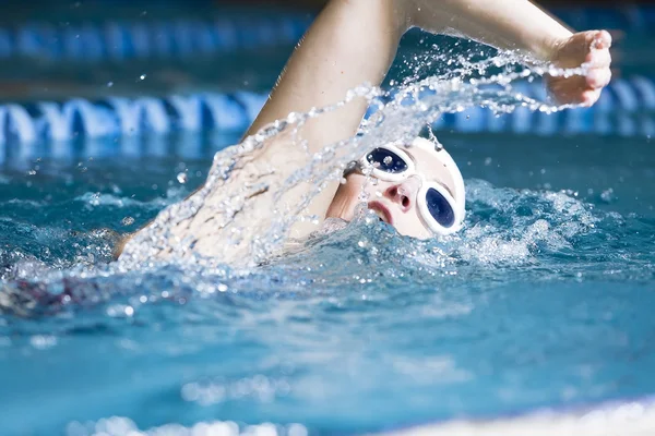 महिला पोहणे समोर क्रॉल — स्टॉक फोटो, इमेज