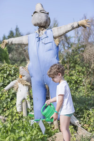 Jongen landbouw de tuin — Stockfoto