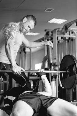 kişisel antrenör bir adam barbell ile yardım