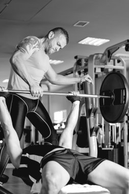 kişisel antrenör halter bir adamla talimat