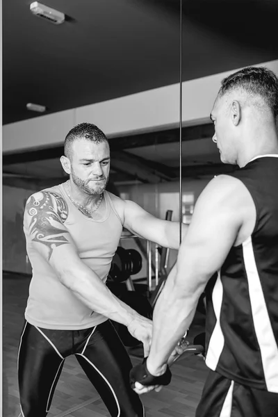 Personlig tränare att hjälpa mannen på gym — Stockfoto