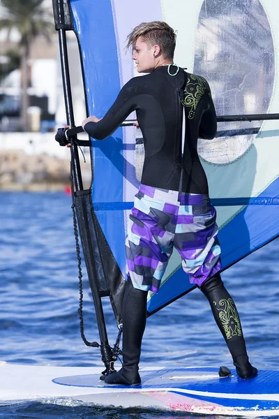 Mulher surfando no mar — Fotografia de Stock