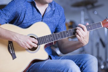 Gitar çalan adam