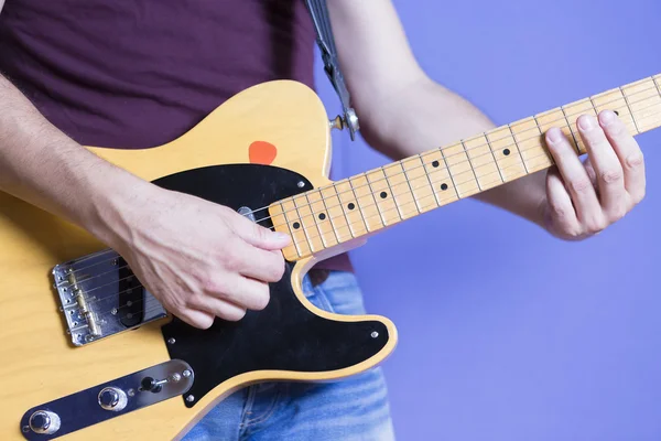 Elektro gitar çalan müzisyen