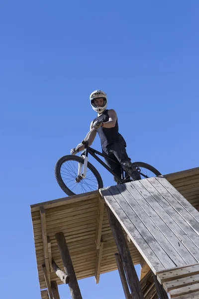 Bmx Fahrradfahrer bereit zum Sprung — Stockfoto