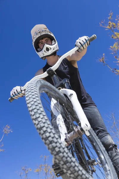 Bmx biker und sein bike — Stockfoto