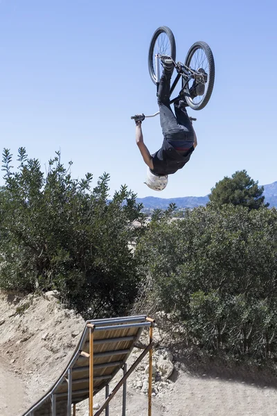 Salto com bmx bicicleta — Fotografia de Stock