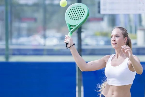 Mädchen spielt Paddel-Tennis — Stockfoto