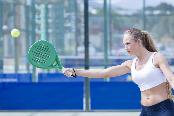 Девушка играет в весло теннис на открытом воздухе — стоковое фото