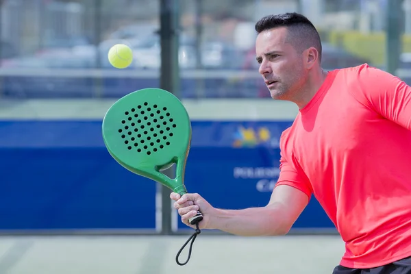 Homme jouant au paddle tennis en plein air — Photo