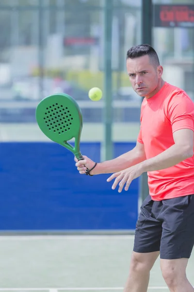 Mann bereit für ein Paddeltennis-Match — Stockfoto