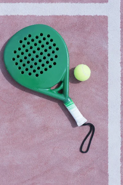 Peddelen racket en bal in de lijn — Stockfoto