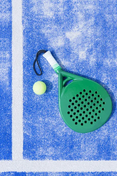 Racket och boll av paddel tennis bakgrund — Stockfoto