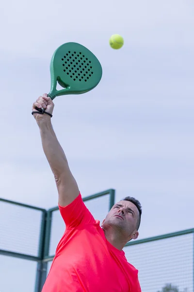 Junger Mann Paddelspieler — Stockfoto