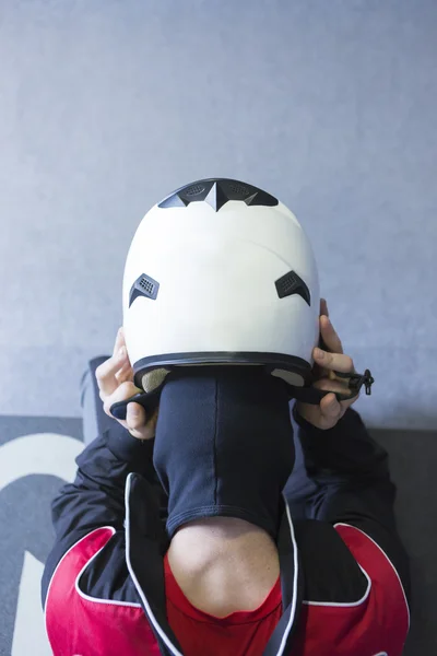 Gokart pilot puts the helmet on — ストック写真