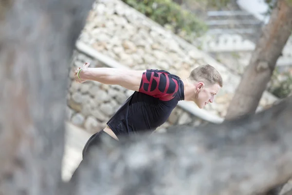 Mannelijke atleet streching wapens — Stockfoto