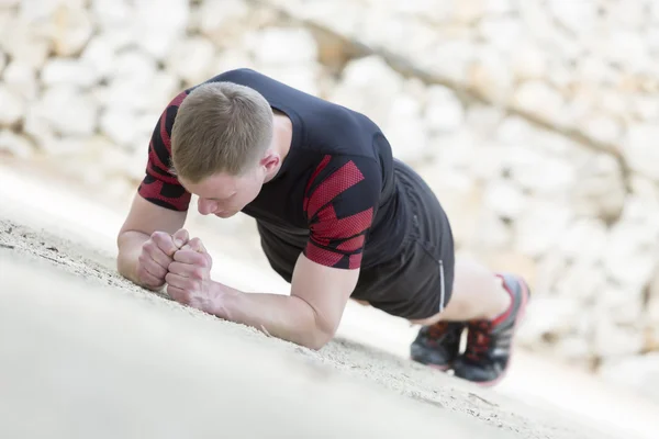 Mannelijke atleet, die zich uitstrekt — Stockfoto