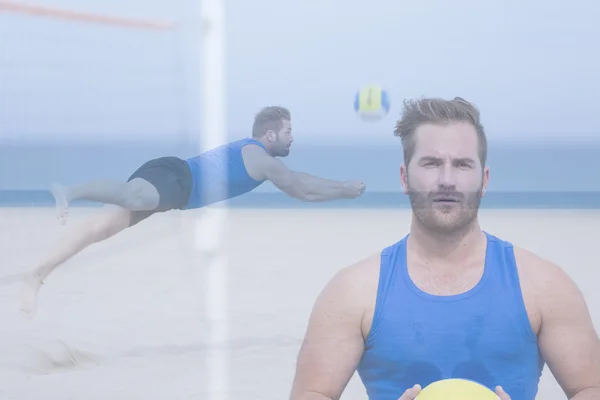 Dubbele blootstelling volley speler op het strand — Stockfoto