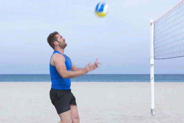 Male player playing beach volley — Stock Photo, Image