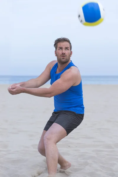 Mannlig spiller som spiller strandvolleyball – stockfoto