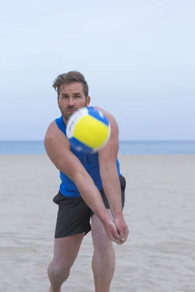 Speler beachvolleybal spelen — Stockfoto