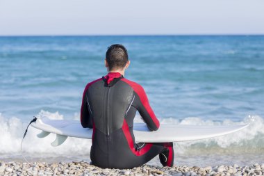 erkek sörfçü dinlenme