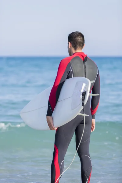 Surfista homem pronto para surfar — Fotografia de Stock